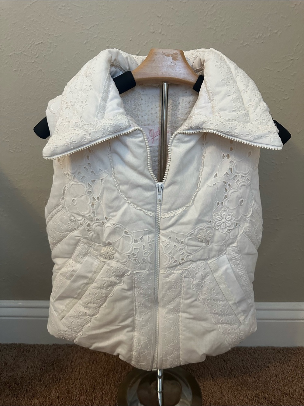 RARE VTG St. John Women's White Quilted Lace-Accent Puffer Vest